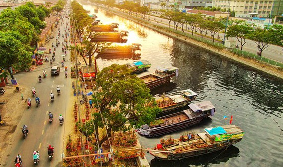 Floating flower market in Ho Chi Minh City opens